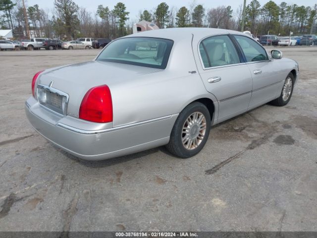 Photo 3 VIN: 2LNBL8CV5BX762567 - LINCOLN TOWN CAR 