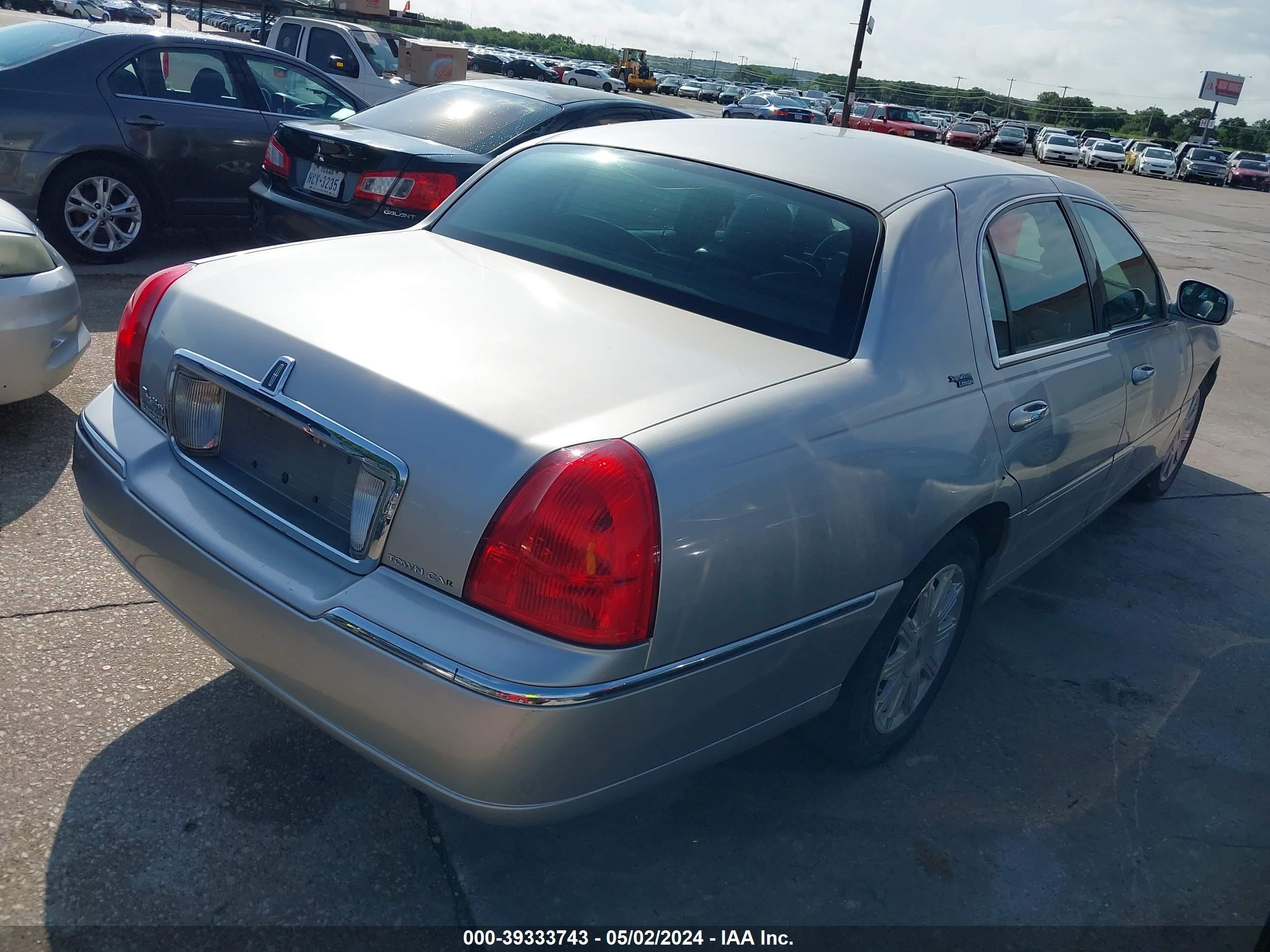 Photo 3 VIN: 2LNBL8CV6AX616631 - LINCOLN TOWN CAR 