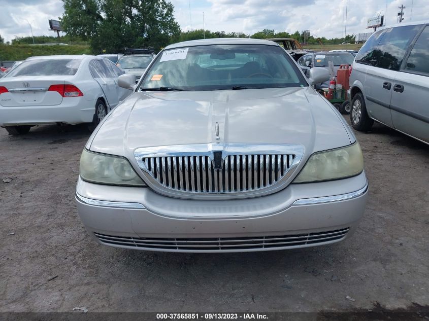 Photo 11 VIN: 2LNBL8CV6AX752290 - LINCOLN TOWN CAR 