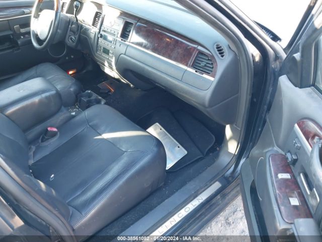 Photo 4 VIN: 2LNBL8CV6BX751481 - LINCOLN TOWN CAR 