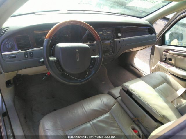 Photo 4 VIN: 2LNBL8CV7AX610997 - LINCOLN TOWN CAR 