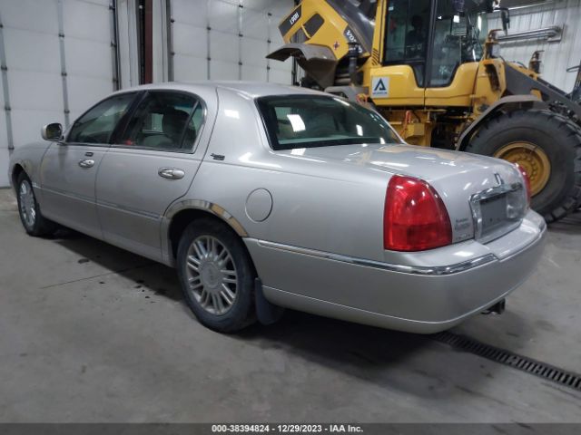 Photo 2 VIN: 2LNBL8CV7AX625337 - LINCOLN TOWN CAR 