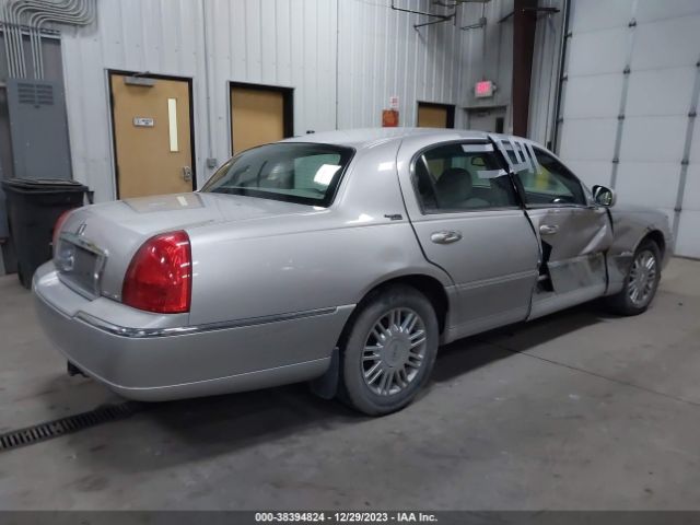 Photo 3 VIN: 2LNBL8CV7AX625337 - LINCOLN TOWN CAR 