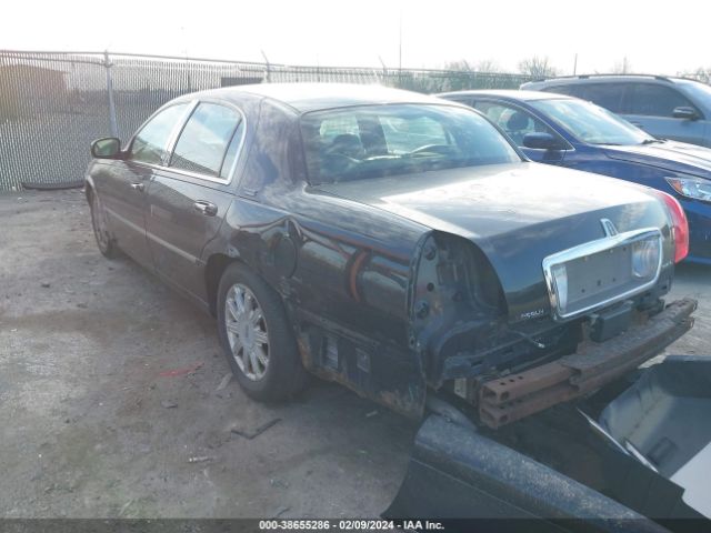 Photo 2 VIN: 2LNBL8CV7AX750015 - LINCOLN TOWN CAR 