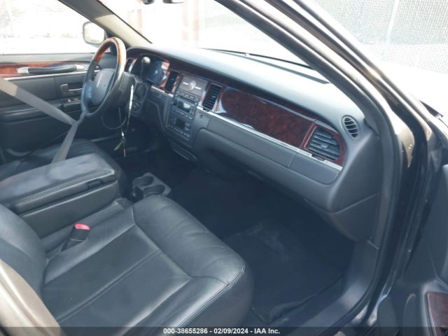 Photo 4 VIN: 2LNBL8CV7AX750015 - LINCOLN TOWN CAR 