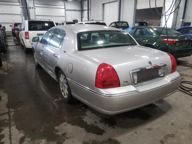 Photo 2 VIN: 2LNBL8CV7AX752573 - LINCOLN TOWN CAR S 