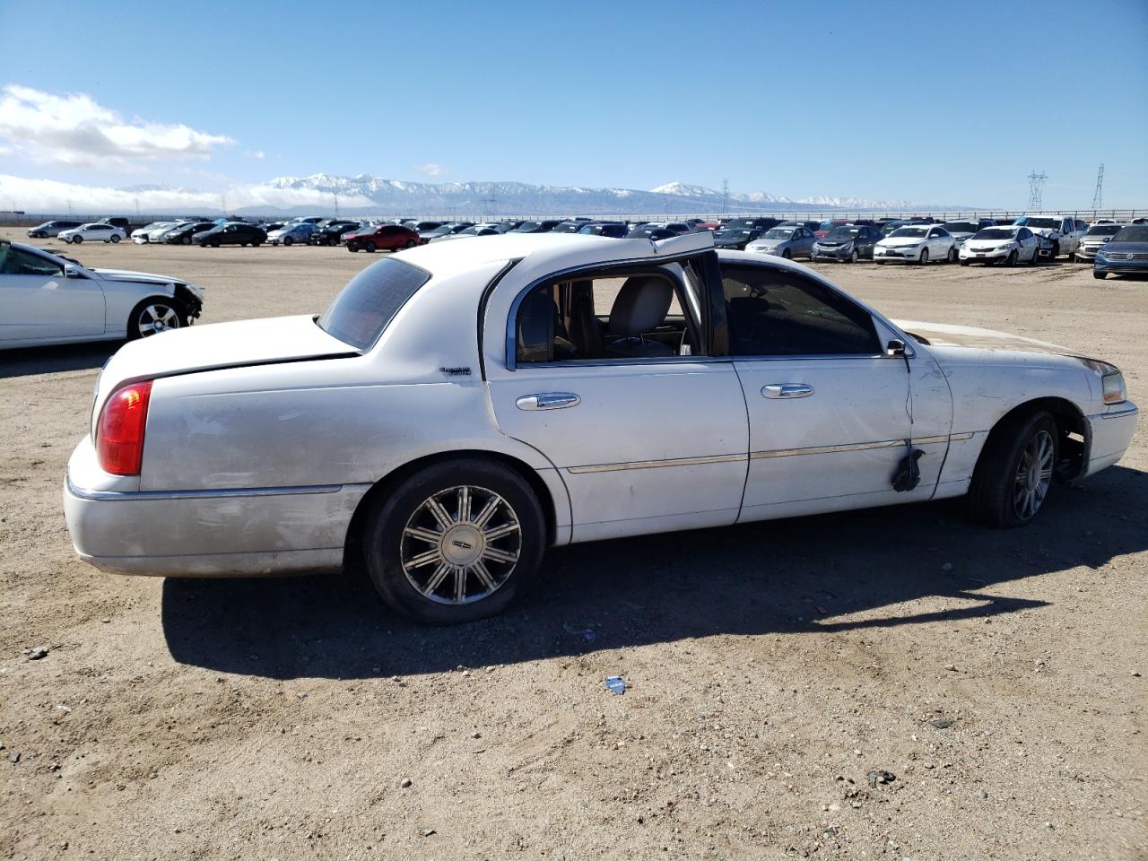 Photo 2 VIN: 2LNBL8CV7BX758035 - LINCOLN TOWN CAR 