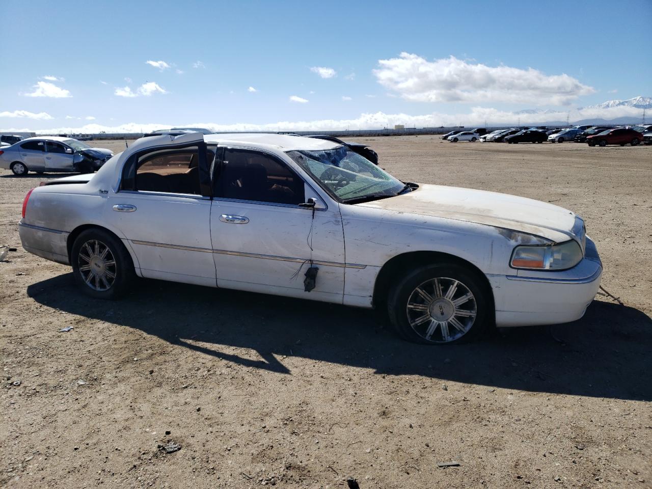 Photo 3 VIN: 2LNBL8CV7BX758035 - LINCOLN TOWN CAR 