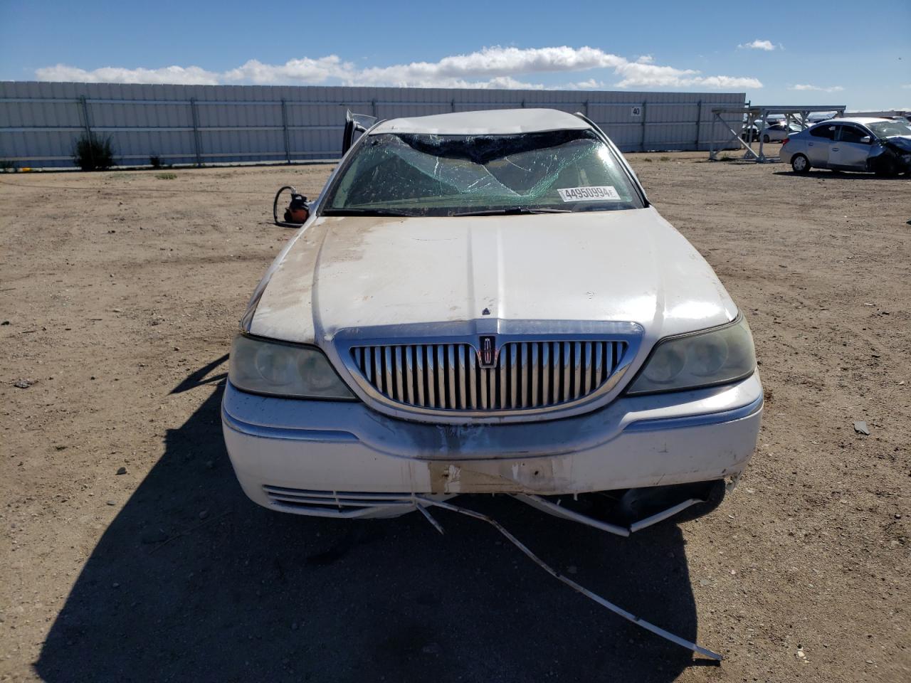 Photo 4 VIN: 2LNBL8CV7BX758035 - LINCOLN TOWN CAR 