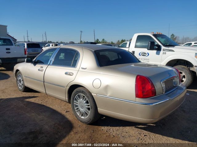 Photo 2 VIN: 2LNBL8CV8AX616808 - LINCOLN TOWN CAR 