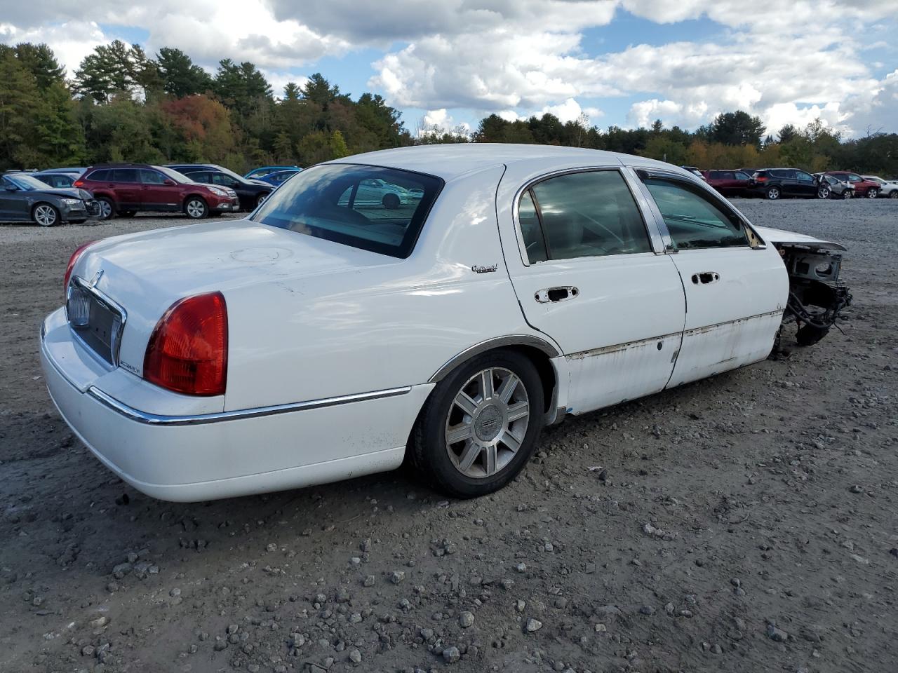 Photo 2 VIN: 2LNBL8CV8AX631177 - LINCOLN TOWN CAR 