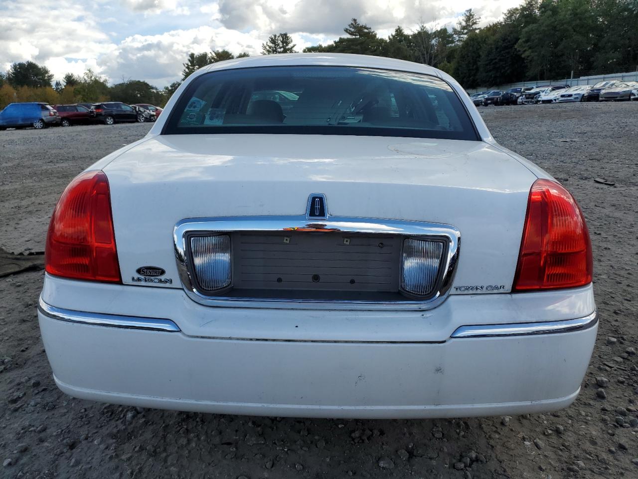 Photo 5 VIN: 2LNBL8CV8AX631177 - LINCOLN TOWN CAR 