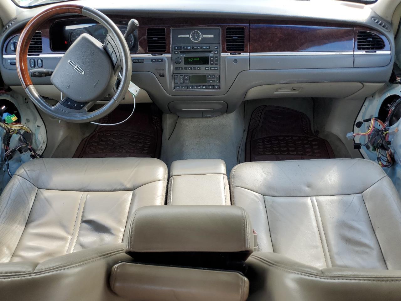 Photo 7 VIN: 2LNBL8CV8AX631177 - LINCOLN TOWN CAR 