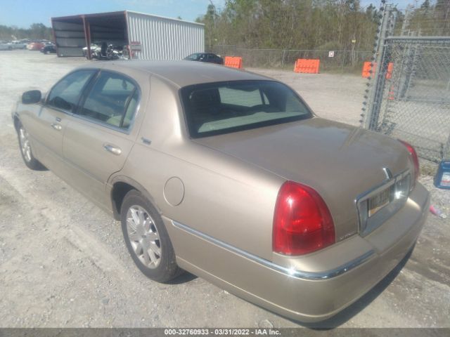 Photo 2 VIN: 2LNBL8CV8AX751884 - LINCOLN TOWN CAR 