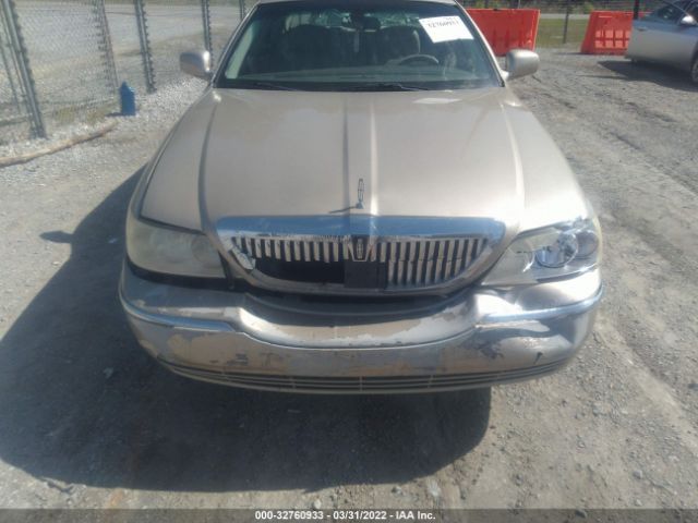 Photo 5 VIN: 2LNBL8CV8AX751884 - LINCOLN TOWN CAR 