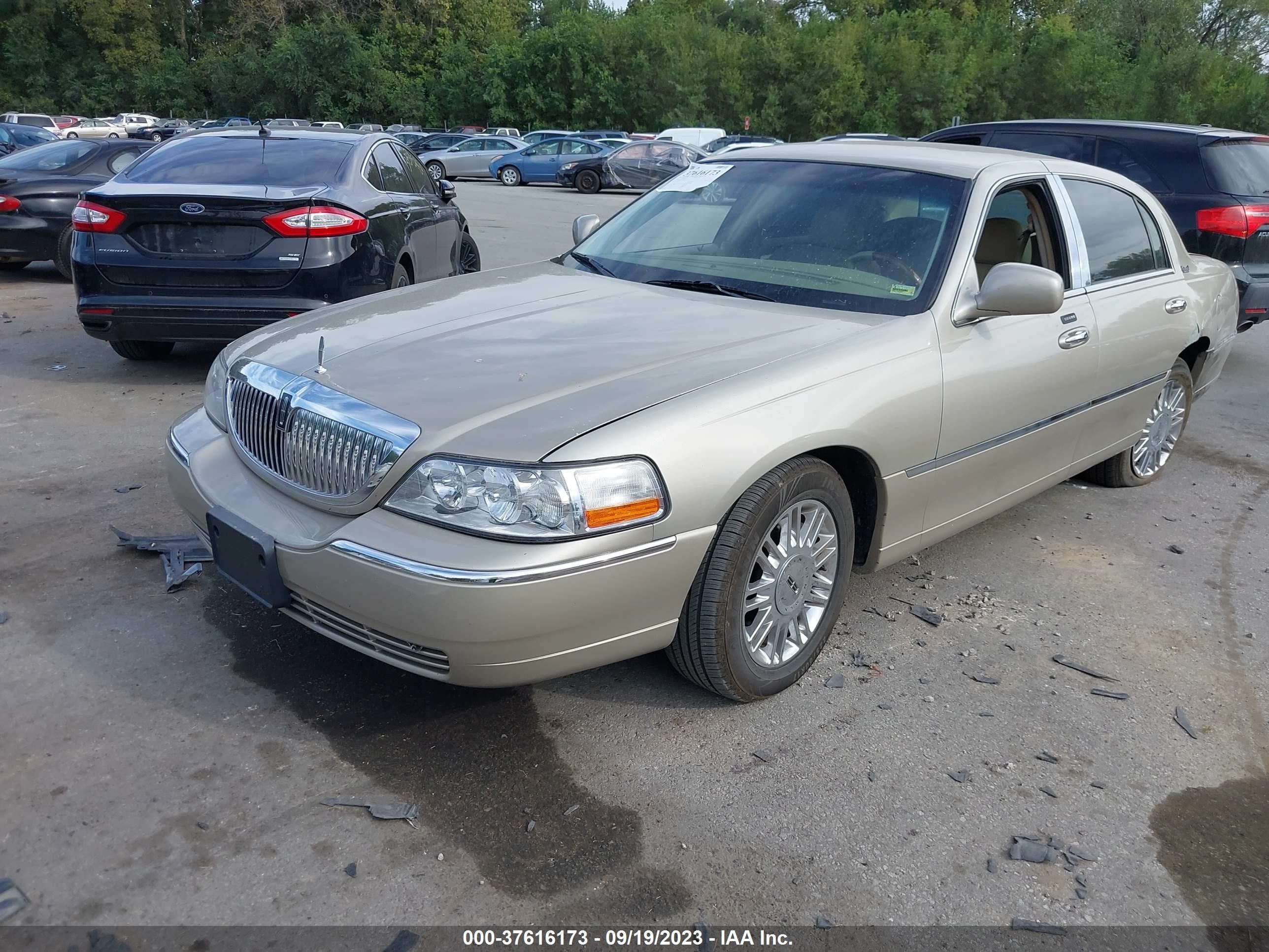 Photo 1 VIN: 2LNBL8CV8AX752078 - LINCOLN TOWN CAR 