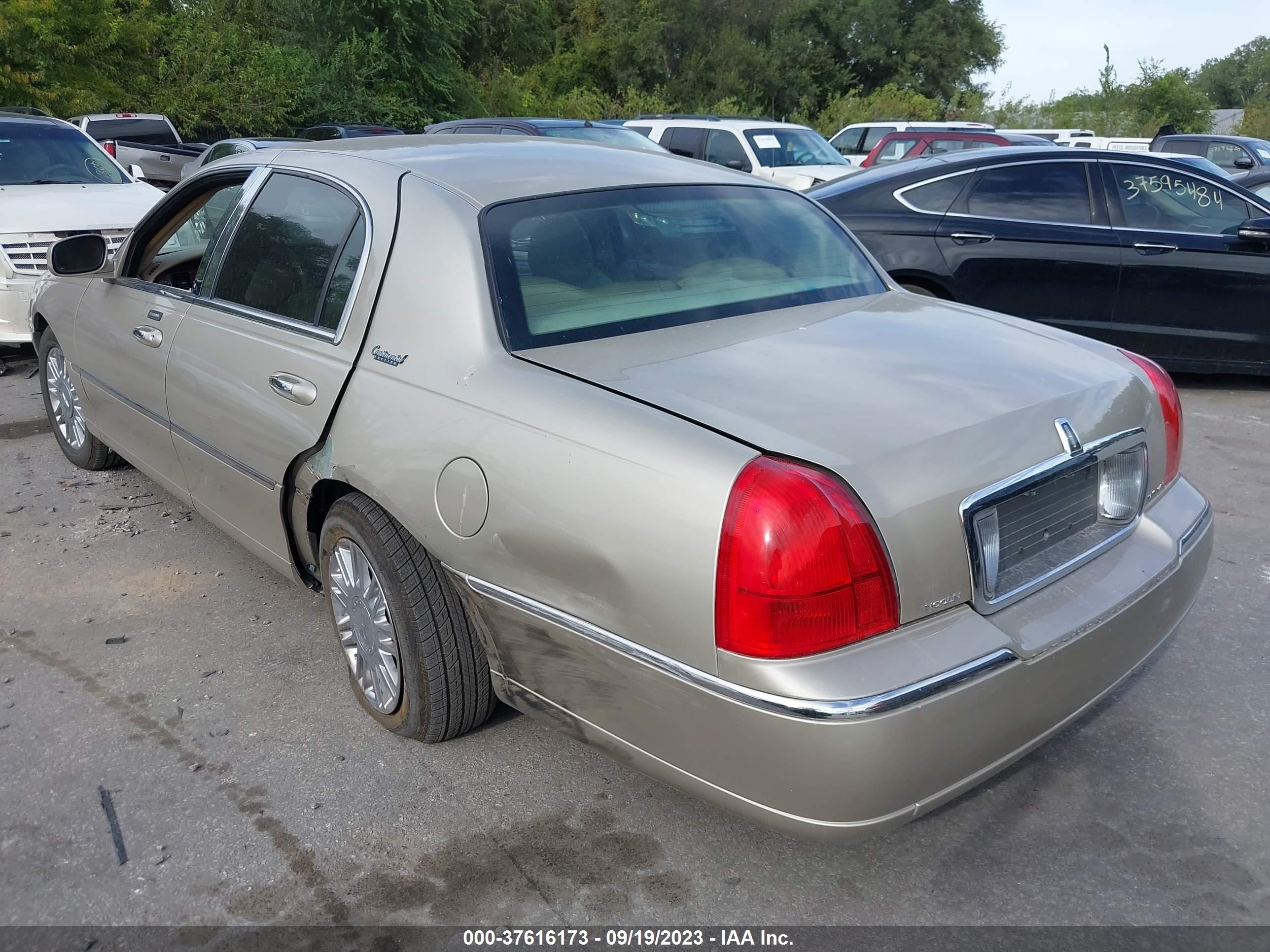 Photo 2 VIN: 2LNBL8CV8AX752078 - LINCOLN TOWN CAR 