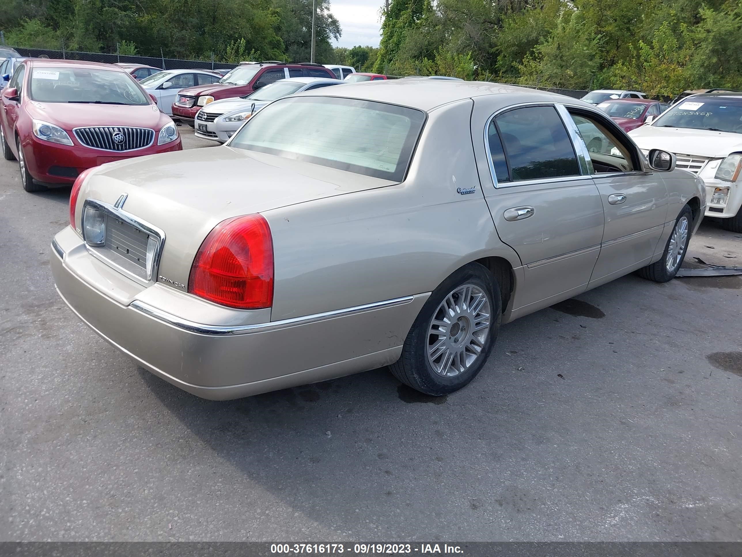 Photo 3 VIN: 2LNBL8CV8AX752078 - LINCOLN TOWN CAR 