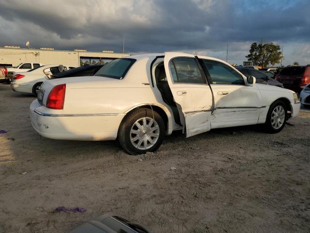 Photo 2 VIN: 2LNBL8CV8BX755130 - LINCOLN TOWN CAR S 