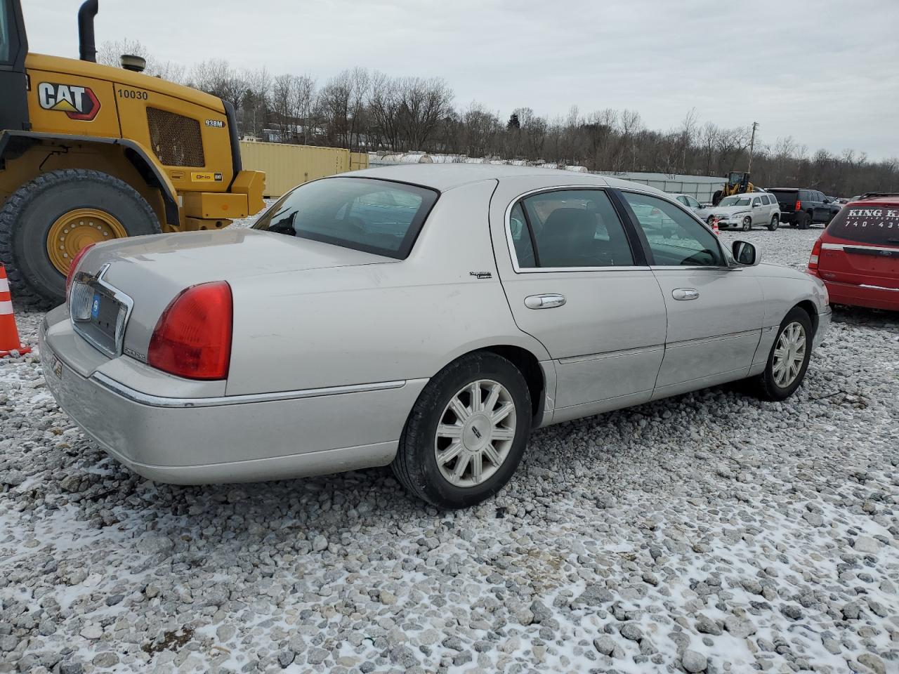 Photo 2 VIN: 2LNBL8CV8BX756097 - LINCOLN TOWN CAR 