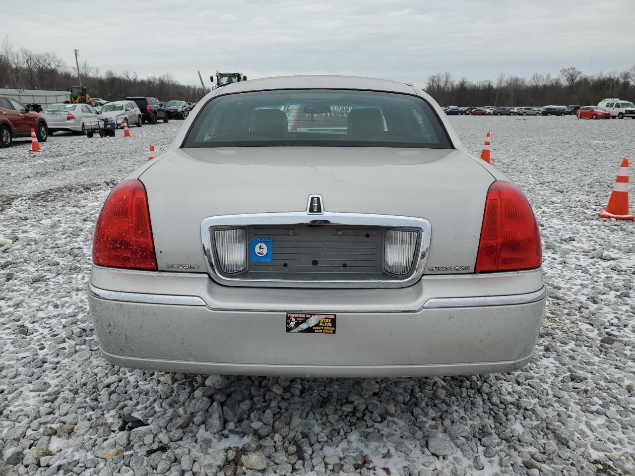 Photo 5 VIN: 2LNBL8CV8BX756097 - LINCOLN TOWN CAR 