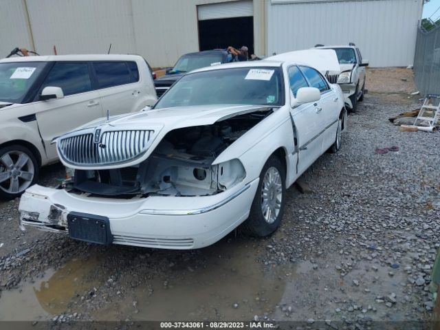 Photo 1 VIN: 2LNBL8CV8BX761090 - LINCOLN TOWN CAR 