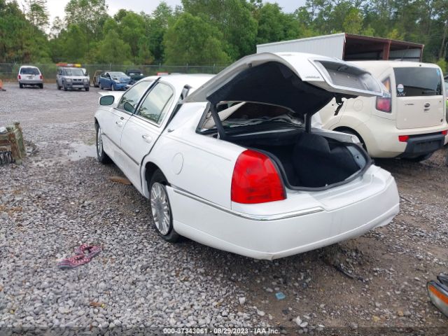 Photo 2 VIN: 2LNBL8CV8BX761090 - LINCOLN TOWN CAR 