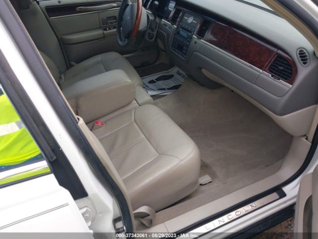 Photo 4 VIN: 2LNBL8CV8BX761090 - LINCOLN TOWN CAR 