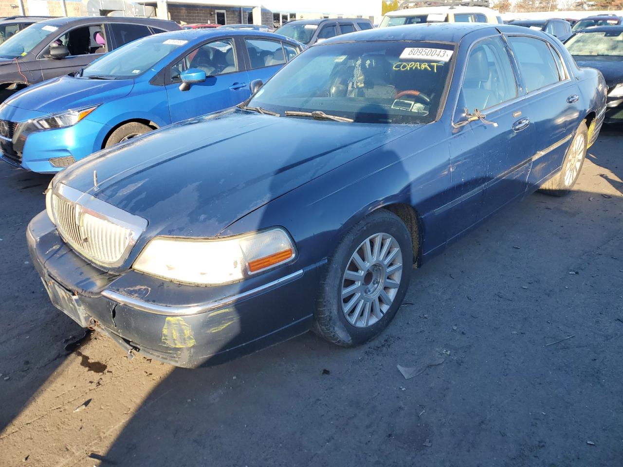 Photo 0 VIN: 2LNBL8CV8BX763924 - LINCOLN TOWN CAR 