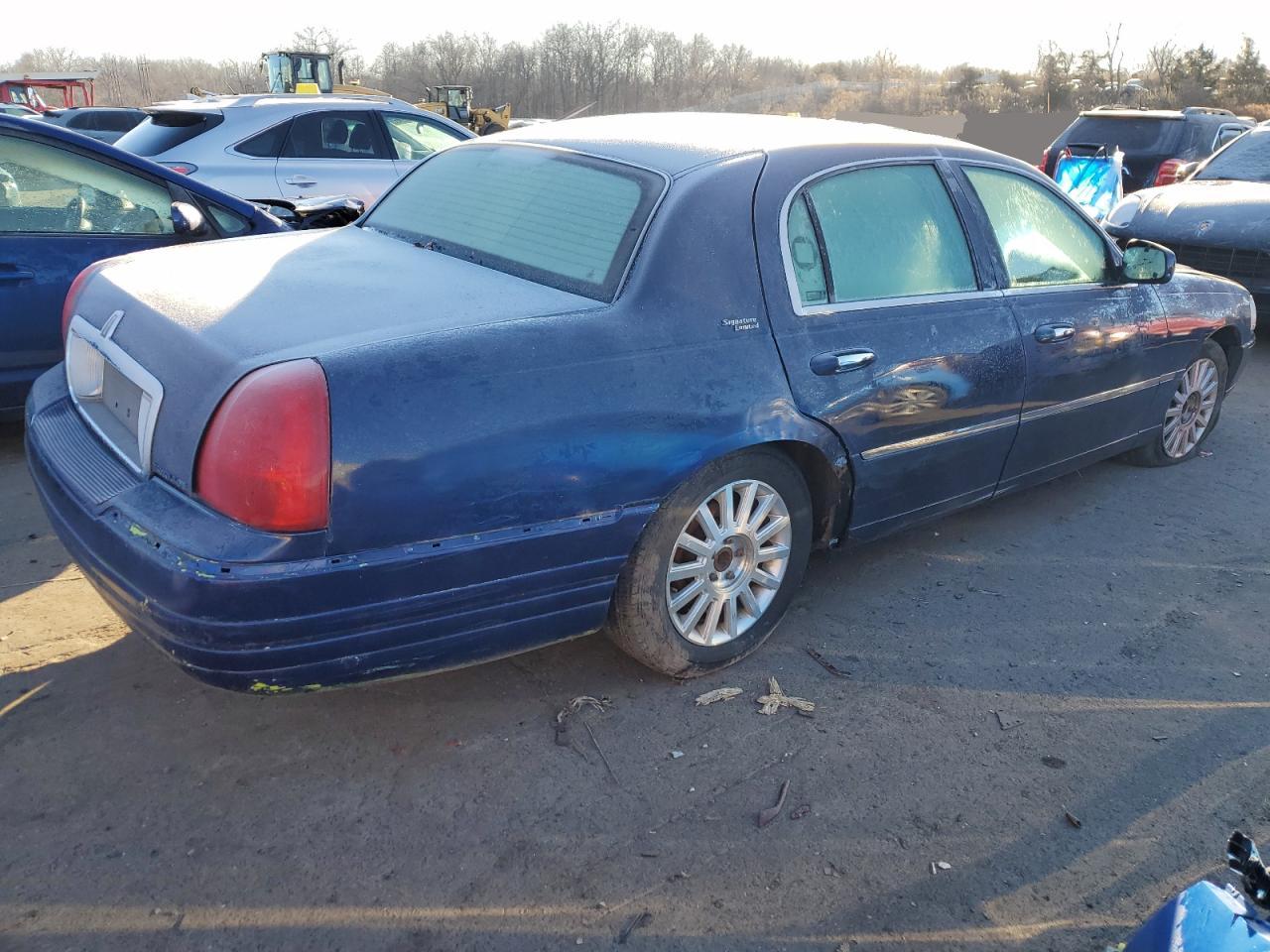 Photo 2 VIN: 2LNBL8CV8BX763924 - LINCOLN TOWN CAR 