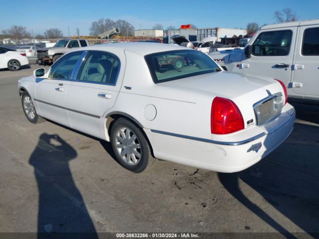 Photo 2 VIN: 2LNBL8CV9AX622231 - LINCOLN TOWN CAR 