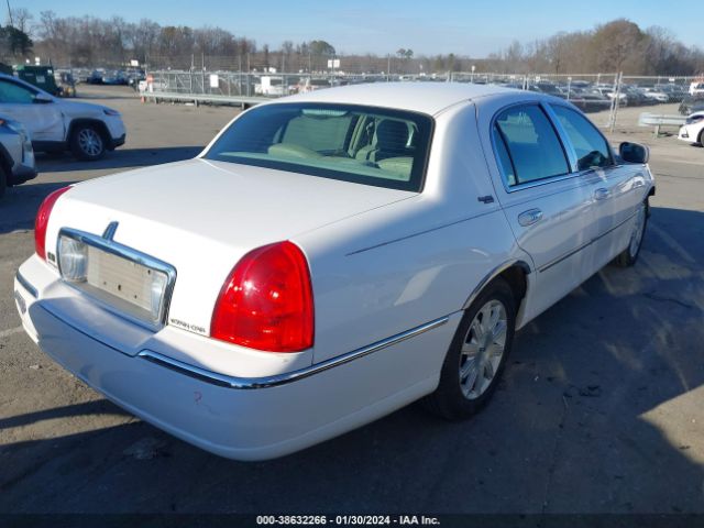 Photo 3 VIN: 2LNBL8CV9AX622231 - LINCOLN TOWN CAR 