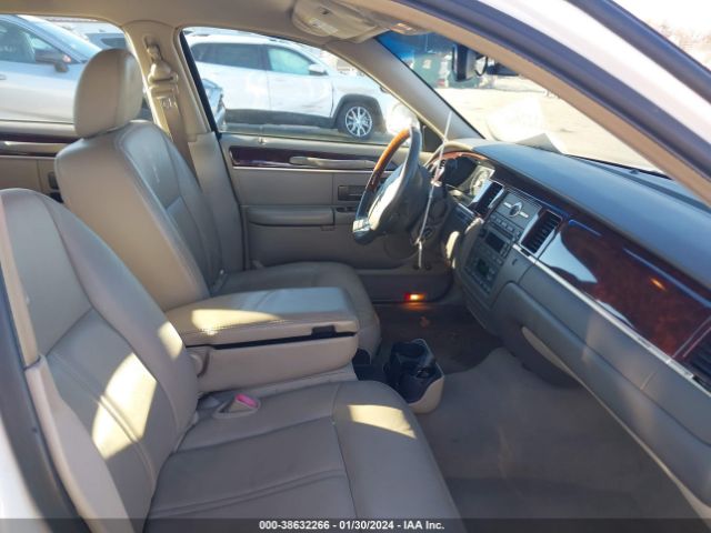 Photo 4 VIN: 2LNBL8CV9AX622231 - LINCOLN TOWN CAR 