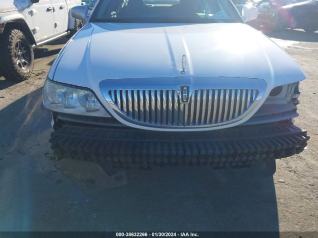 Photo 5 VIN: 2LNBL8CV9AX622231 - LINCOLN TOWN CAR 