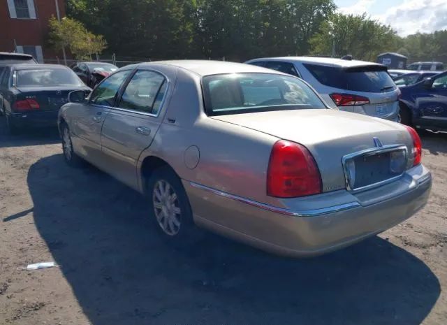 Photo 2 VIN: 2LNBL8CV9AX631589 - LINCOLN TOWN CAR 