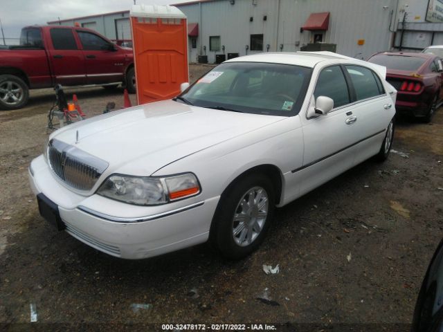 Photo 1 VIN: 2LNBL8CV9BX752396 - LINCOLN TOWN CAR 