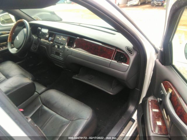 Photo 4 VIN: 2LNBL8CV9BX752396 - LINCOLN TOWN CAR 