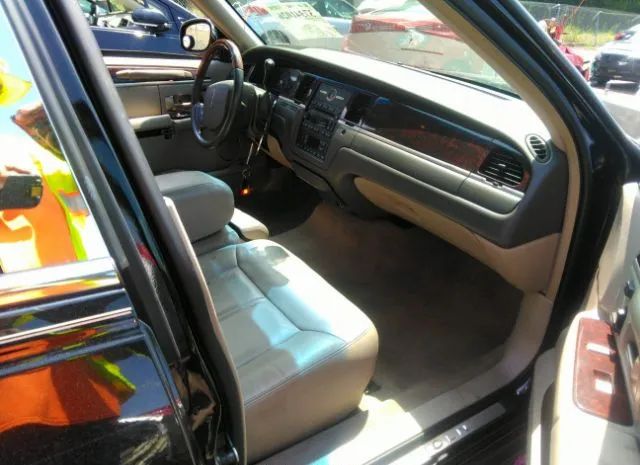 Photo 4 VIN: 2LNBL8CV9BX762121 - LINCOLN TOWN CAR 