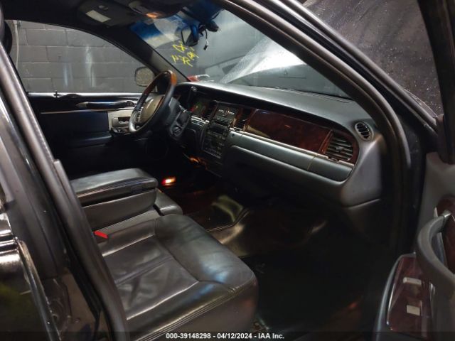 Photo 4 VIN: 2LNBL8CV9BX764936 - LINCOLN TOWN CAR 