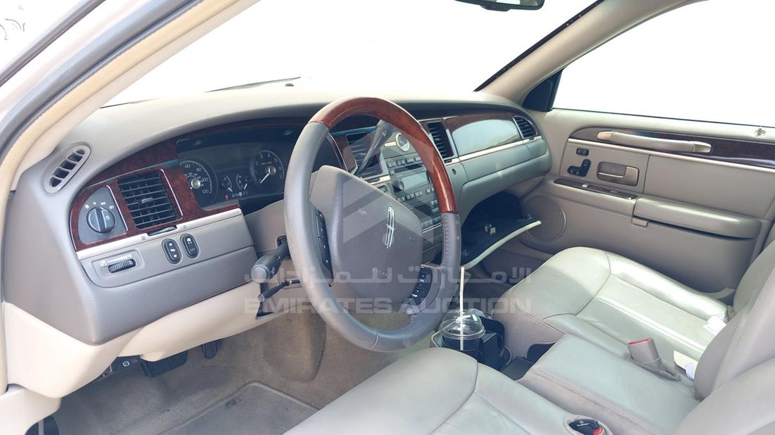 Photo 11 VIN: 2LNBL8CV9BX766203 - LINCOLN TOWN 