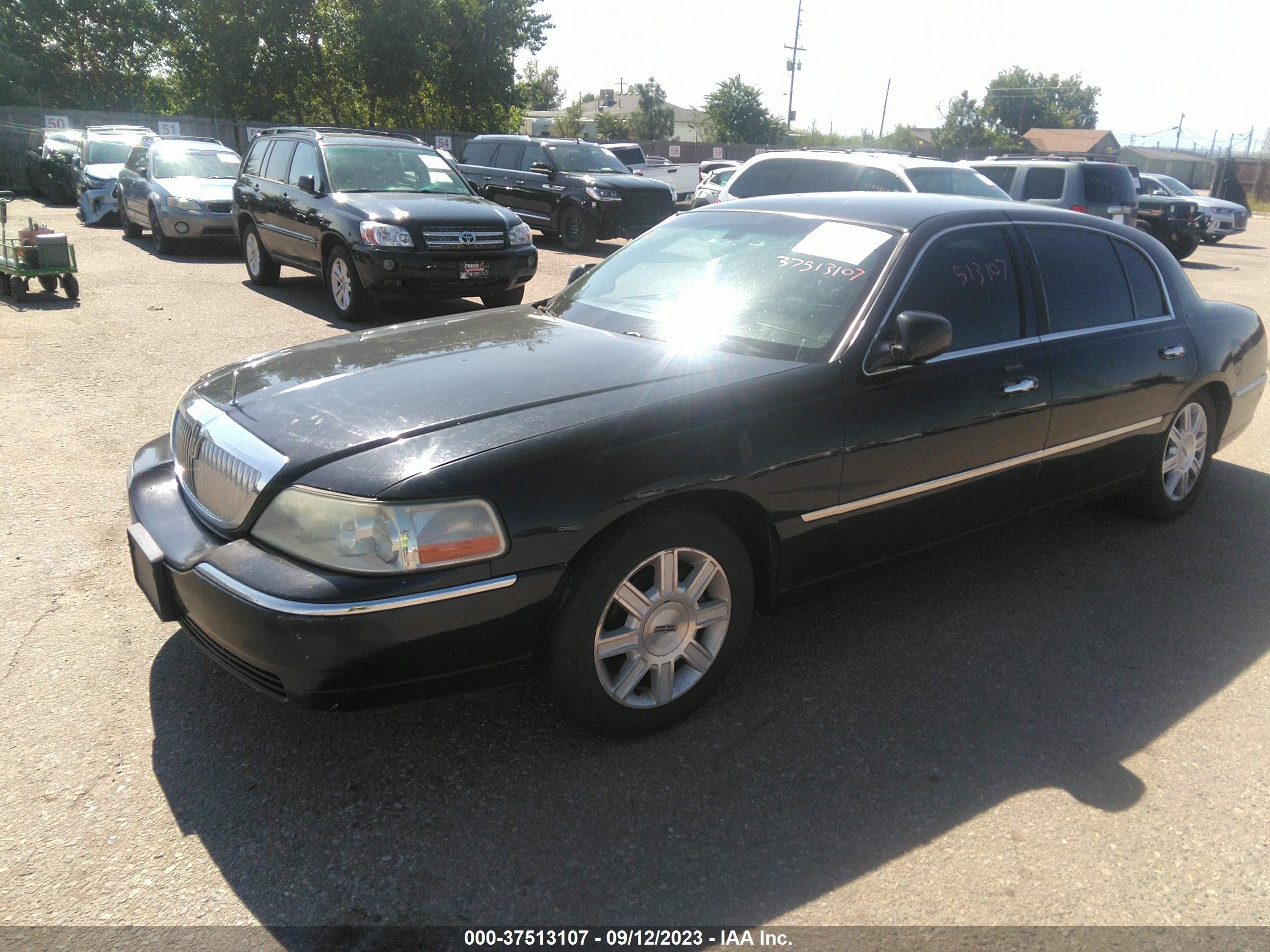 Photo 1 VIN: 2LNBL8EV0BX761923 - LINCOLN TOWN CAR 