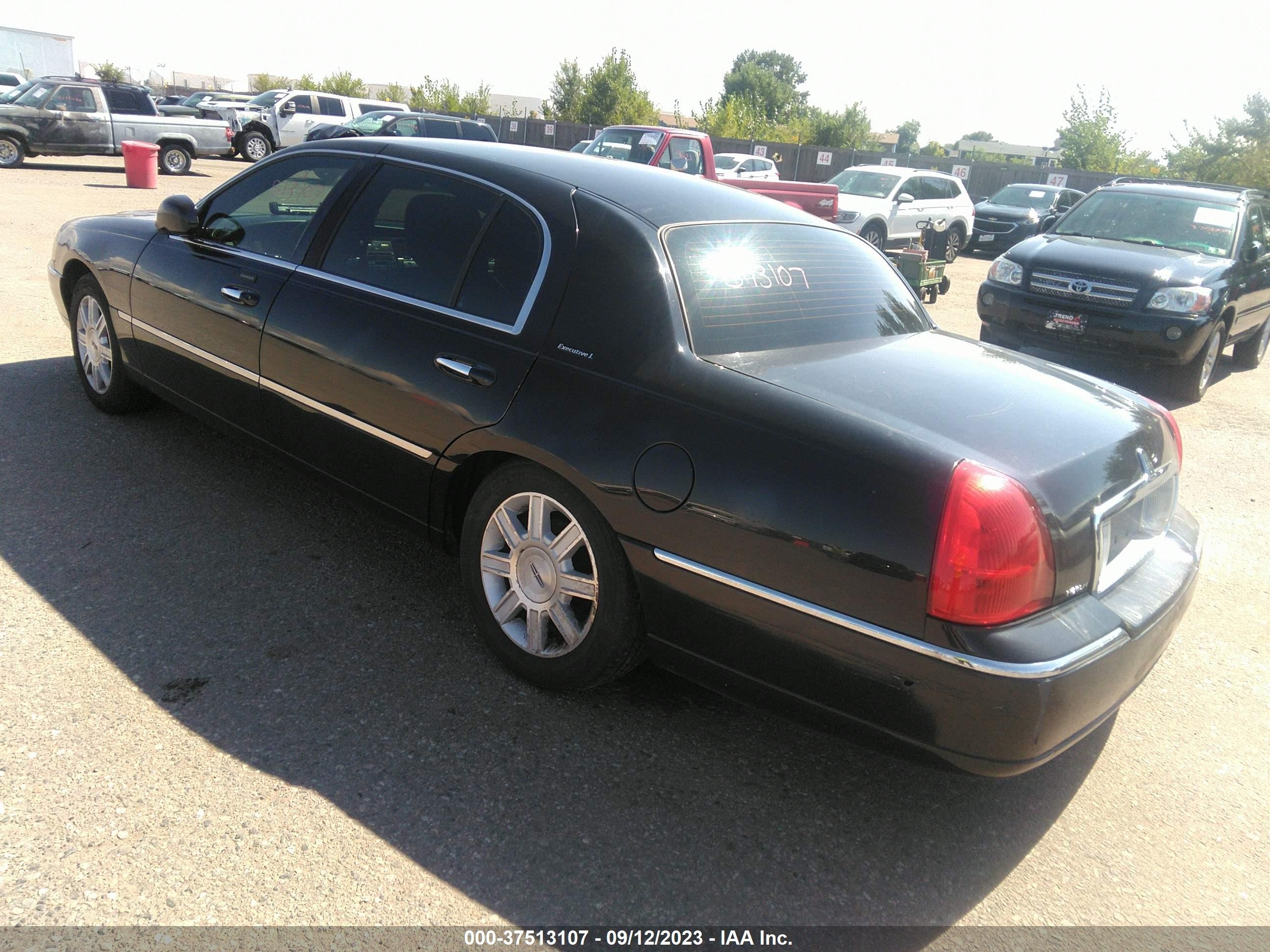 Photo 2 VIN: 2LNBL8EV0BX761923 - LINCOLN TOWN CAR 