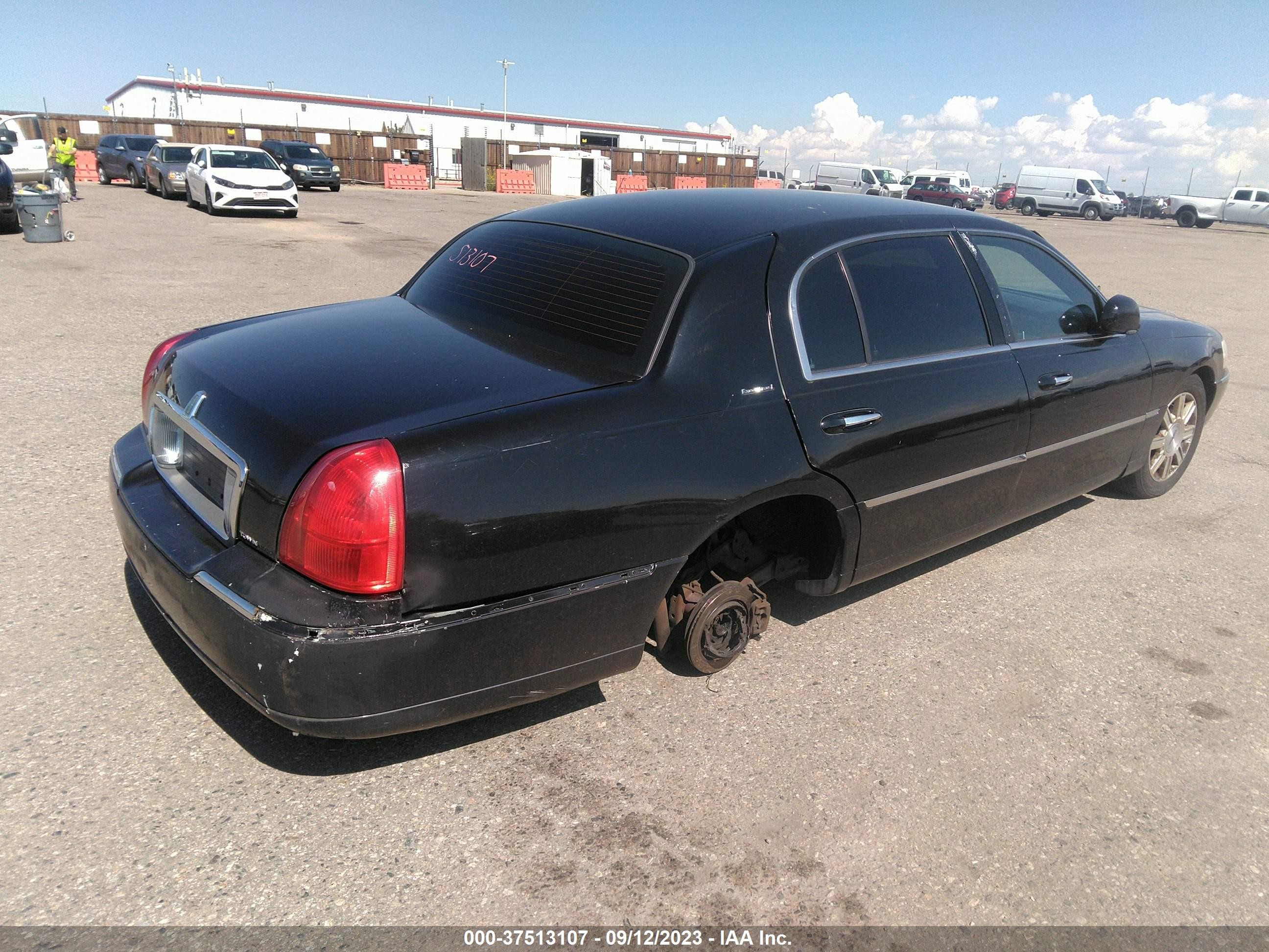 Photo 3 VIN: 2LNBL8EV0BX761923 - LINCOLN TOWN CAR 