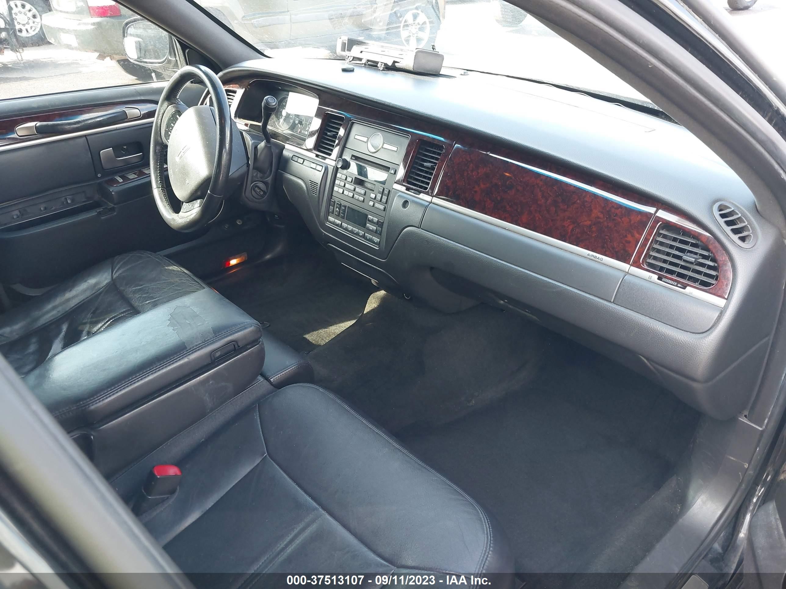 Photo 4 VIN: 2LNBL8EV0BX761923 - LINCOLN TOWN CAR 