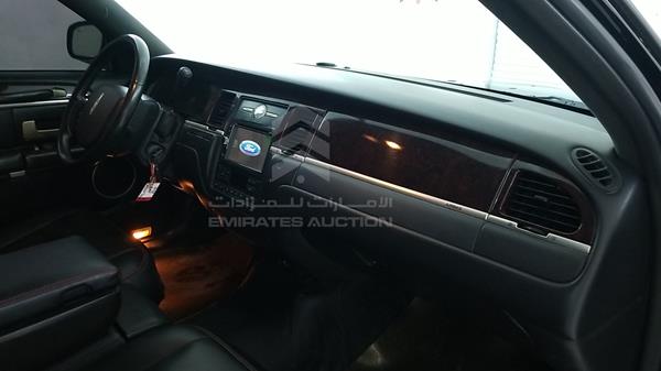 Photo 24 VIN: 2LNBL8EV2AX613058 - LINCOLN TOWN CAR 