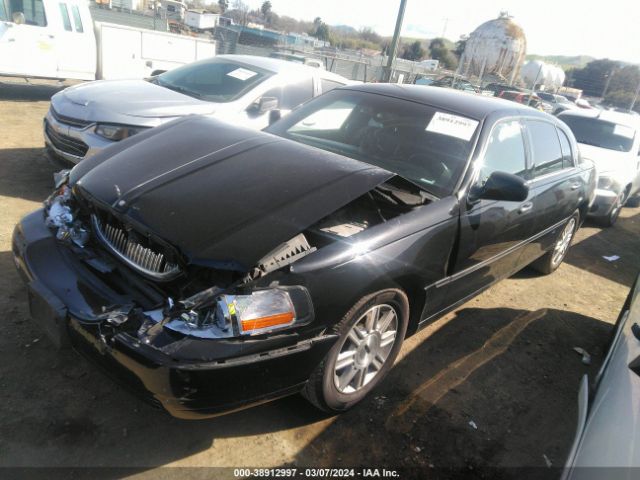 Photo 1 VIN: 2LNBL8EV2BX761874 - LINCOLN TOWN CAR 