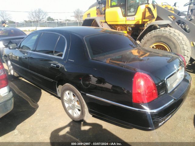 Photo 2 VIN: 2LNBL8EV2BX761874 - LINCOLN TOWN CAR 