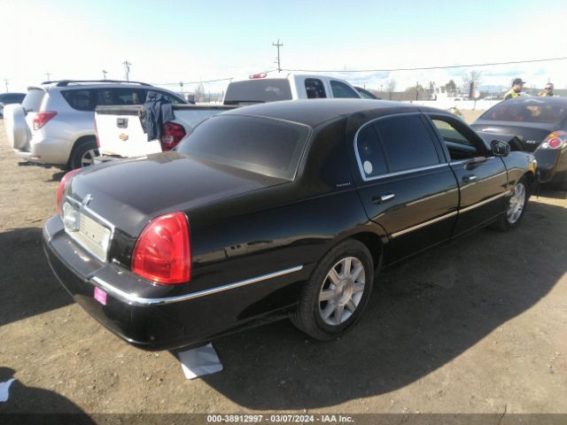 Photo 3 VIN: 2LNBL8EV2BX761874 - LINCOLN TOWN CAR 