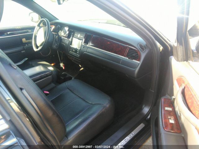 Photo 4 VIN: 2LNBL8EV2BX761874 - LINCOLN TOWN CAR 