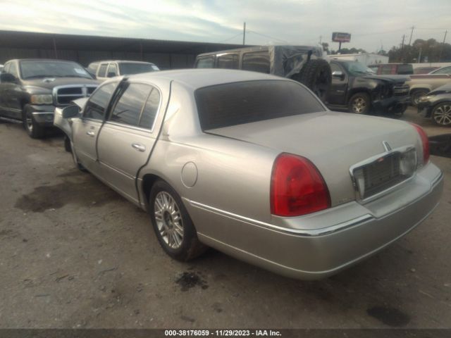 Photo 2 VIN: 2LNBL8EV4AX751247 - LINCOLN TOWN CAR 